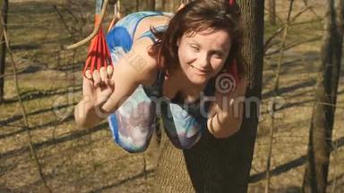 快乐的女人在户外用绳子做体育锻炼